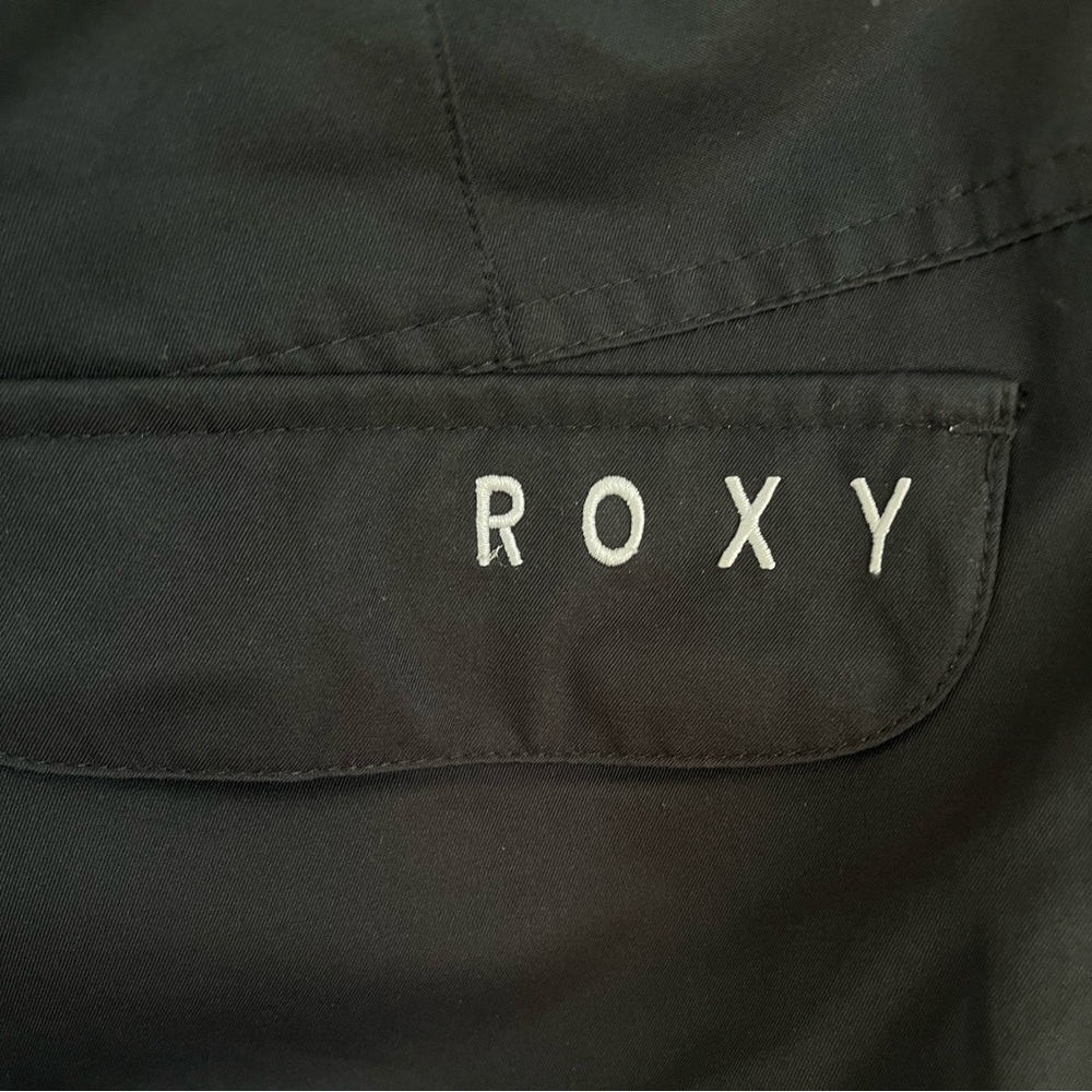Size 12 girls Roxy black snowboard/ski pants. Excellent condition 🎿❄️🏂